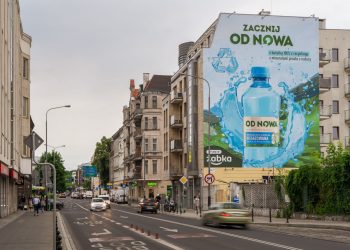 Ekologiczny mural Żabki pochłania smog w centrum Poznania