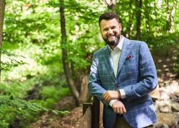 „Etyczny biznes to, według mnie, wyjście poza horyzont generowania zysków” – mówi Jakub B. Bączek, trener mentalny propagujący ekologię