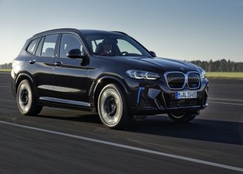 Nowy elektryk ze stajni BMW – model iX3 – został wyposażony w unikalny pakiet sportowy M