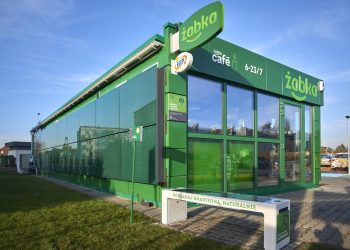 Żabka zadowolona z testowego ekosklepu na Białołęce. Od jego otwarcia udało się zredukować emisję CO2 o 7,7 tys. kg