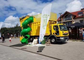 Biedronka uczy dzieci ekologii. Śmieciarka Miecia znowu w trasie