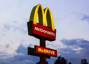 Coraz mniej plastiku w McDonald’s – sieć wymieniła sztućce na drewniane