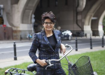 „Zamiast pozbywać się wody z miasta, retencjonujemy ją tam, gdzie ona powstaje” – mówi Justyna Glusman z Urzędu m.st. Warszawy