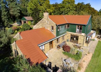 Dachówki fotowoltaiczne – połączenie ekologii i estetyki