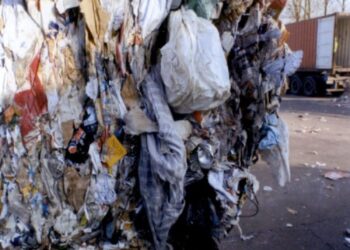 Mieli wywieźć makulaturę, a wywozili odpady komunalne. Ogromna kara