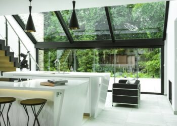 Szkło samoczyszczące zmniejsza zużycie wody