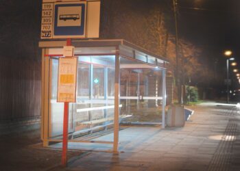 Kolejne wiaty z panelami fotowoltaicznymi w Warszawie