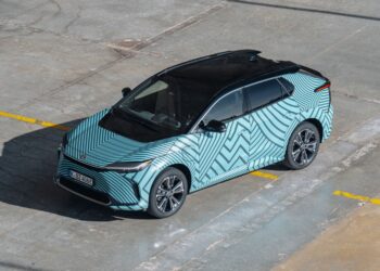 Jaki zasięg gwarantuje Toyocie bZ4X dach solarny?