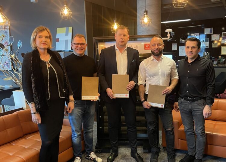 przedstawiciele Columbus Energy, Saule Technologies i Somfy Polska po podpisaniu umowy