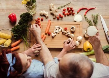Przygotowywanie posiłku wegańskiego z warzyw przez mężczyznę i kobietę