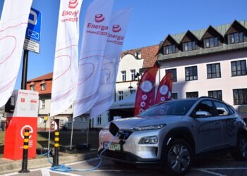 ładowanie elektryków na słupie oświetleniowym