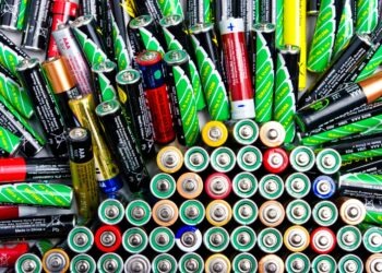 Wiele baterii leżących obok siebie