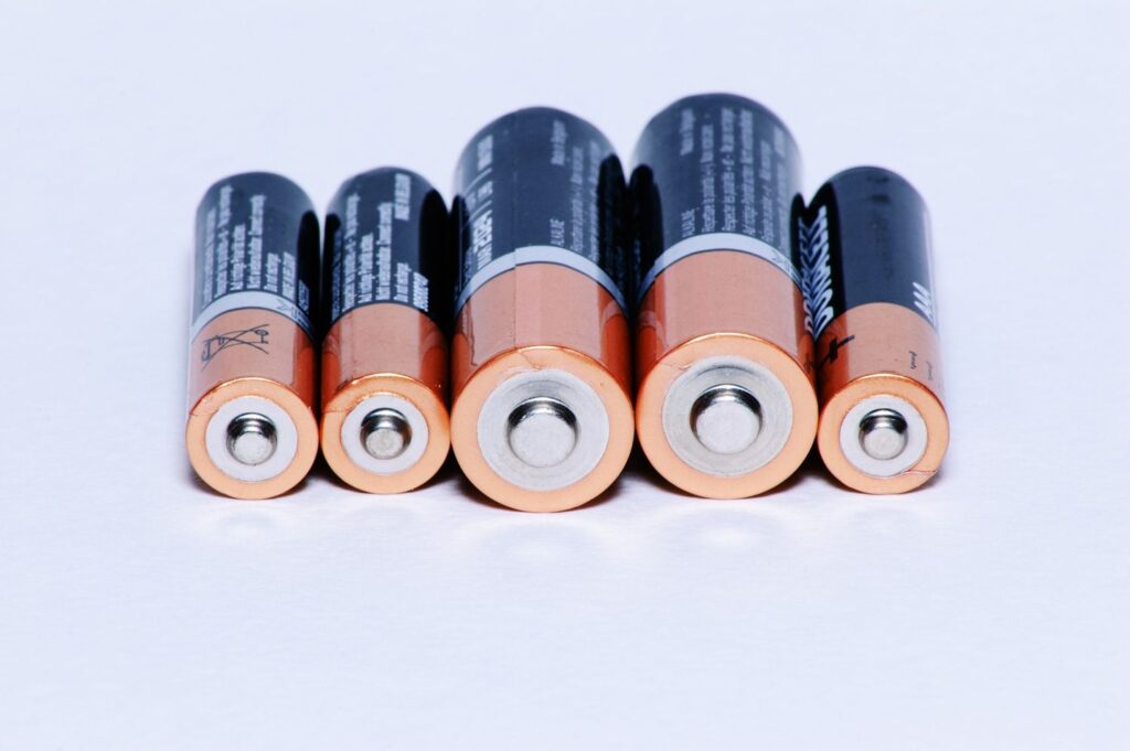 Kilka zużytych baterii ułożonych przy sobie