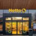 sklep netto z szyldem nad drzwiami