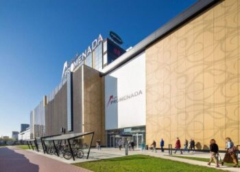 Budynek galerii Atrium z logiem firmy na banerze, przy wejściu