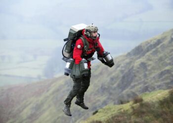 Pracownicy farm wiatrowych Ørsted latają w kombinezonach odrzutowych