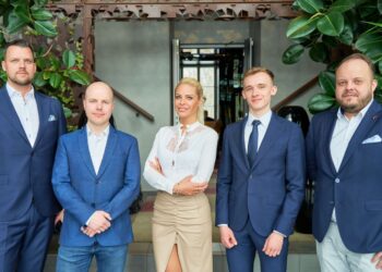 Eleport i Bolt stacje ładowania zespół