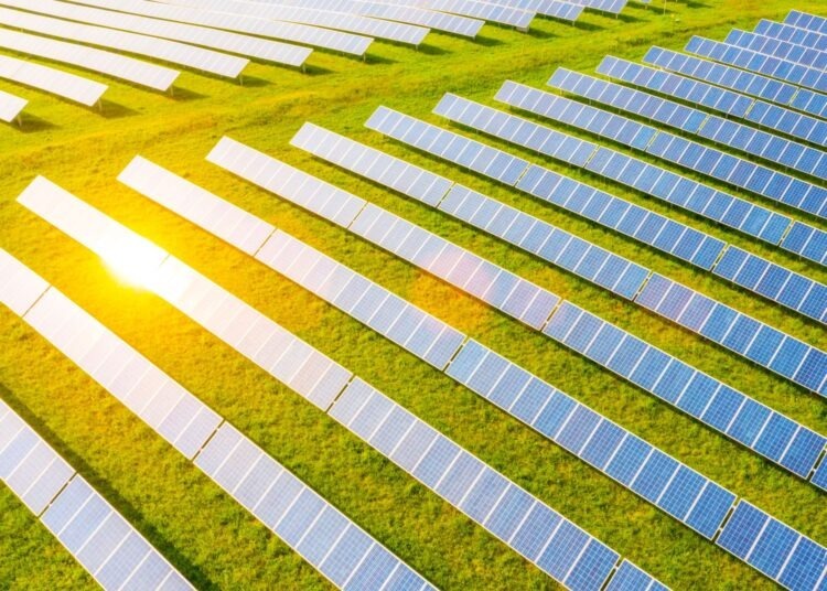 Farma fotowoltaiczna Energa oświetlona promieniami słońca