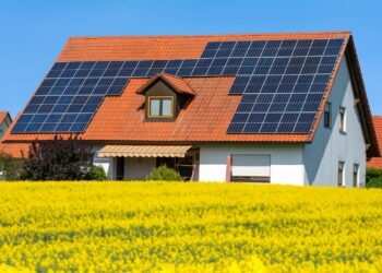 Ile mikroinstalacji przyłączonych do sieci w Polsce, dach domu z fotowoltaiką