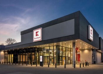 Kaufland przechodzi na zieloną energię, wejscie do skelpu Kaufland