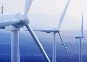 PZU sfinansuje farmy wiatrowe. Farma wiatrowa na tle gór