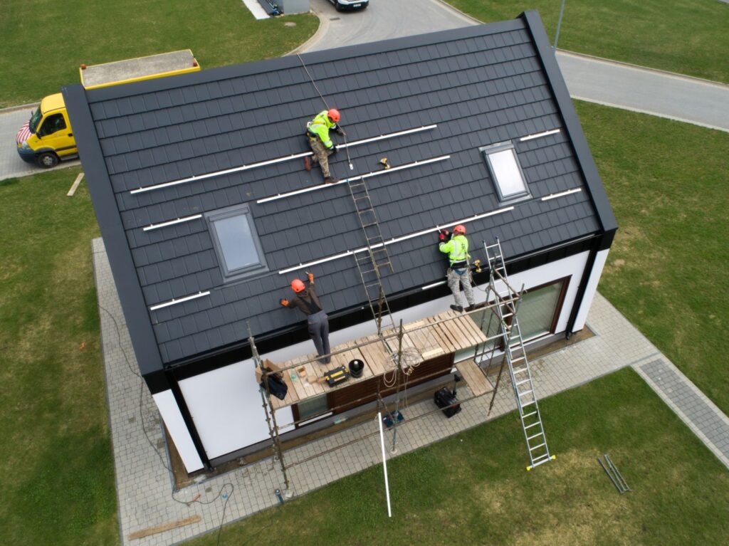 Stilo Energy podsumowuje wyniki w I kwartale 2022 r., ekipa monterska instaluje fotowoltaikę na dachu domu