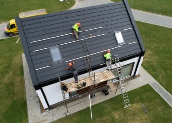 Stilo Energy podsumowuje wyniki w I kwartale 2022 r., ekipa monterska instaluje fotowoltaikę na dachu domu
