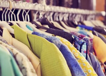 Dlaczego kupujemy ubrania z drugiej ręki, damskie używane ubrania