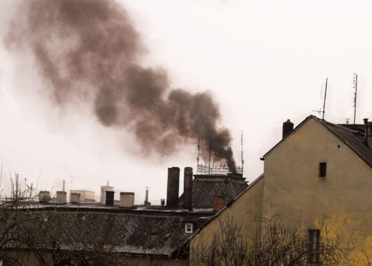 Zakaz palenia węglem w Warszawie, zadymiony komin