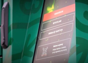 automat paczkowy do którego można oddawać kartony, wygląd zielonego automatu paczkowego