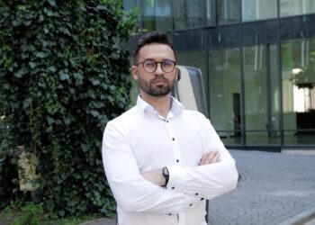 „Rozwiązaniem, które może przyspieszyć rozbudowę infrastruktury ładowania są stacje ładowania zintegrowane z oświetleniem ulicznym” – mówi dr inż. Maciej Gis, PSPA