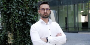 „Rozwiązaniem, które może przyspieszyć rozbudowę infrastruktury ładowania są stacje ładowania zintegrowane z oświetleniem ulicznym” – mówi dr inż. Maciej Gis, PSPA