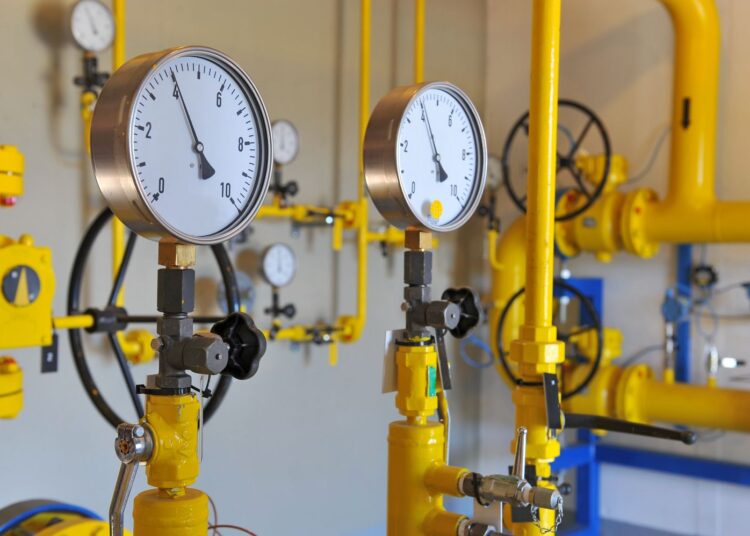 PGNiG przyspiesza dostawy gazu do Polski, żółte rury gazowe