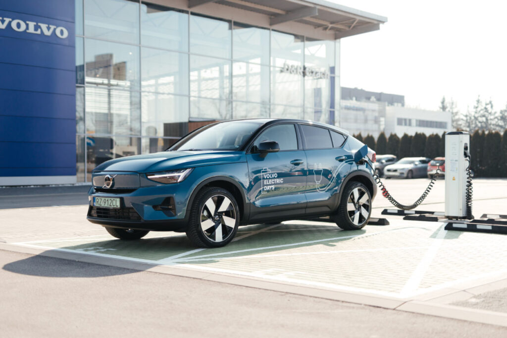 Volvo punkty ładowania samochodów elektrycznych, ładowanie elektryka na stacji Volvo