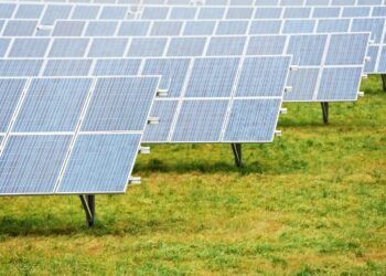 Photon Energy zawiera umowę na techniczne utrzymanie (O&M) farm fotowoltaicznych o mocy 48 MWp i otrzymuje Certyfikat ISO