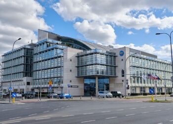 TVN montuje panele fotowoltaiczne na dachu swojej siedziby do zasilenia anten telewizyjnych