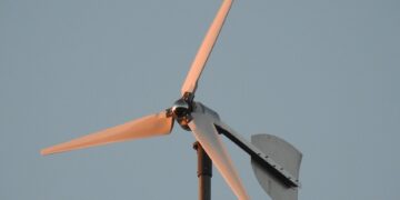 Przydomowa elektrownia wiatrowa – czy się opłaca?